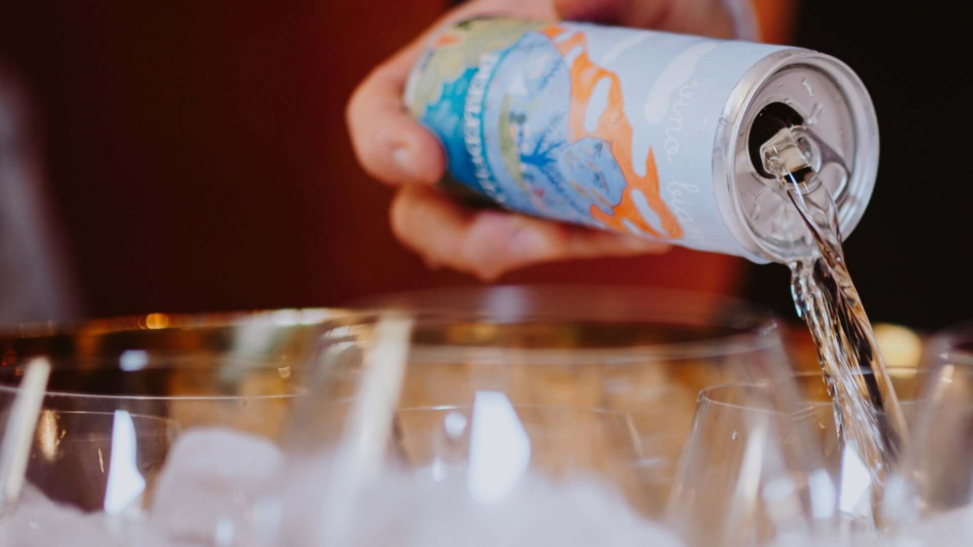 Vino bianco in lattina PERLEDELLAGO servito fresco per aperitivo